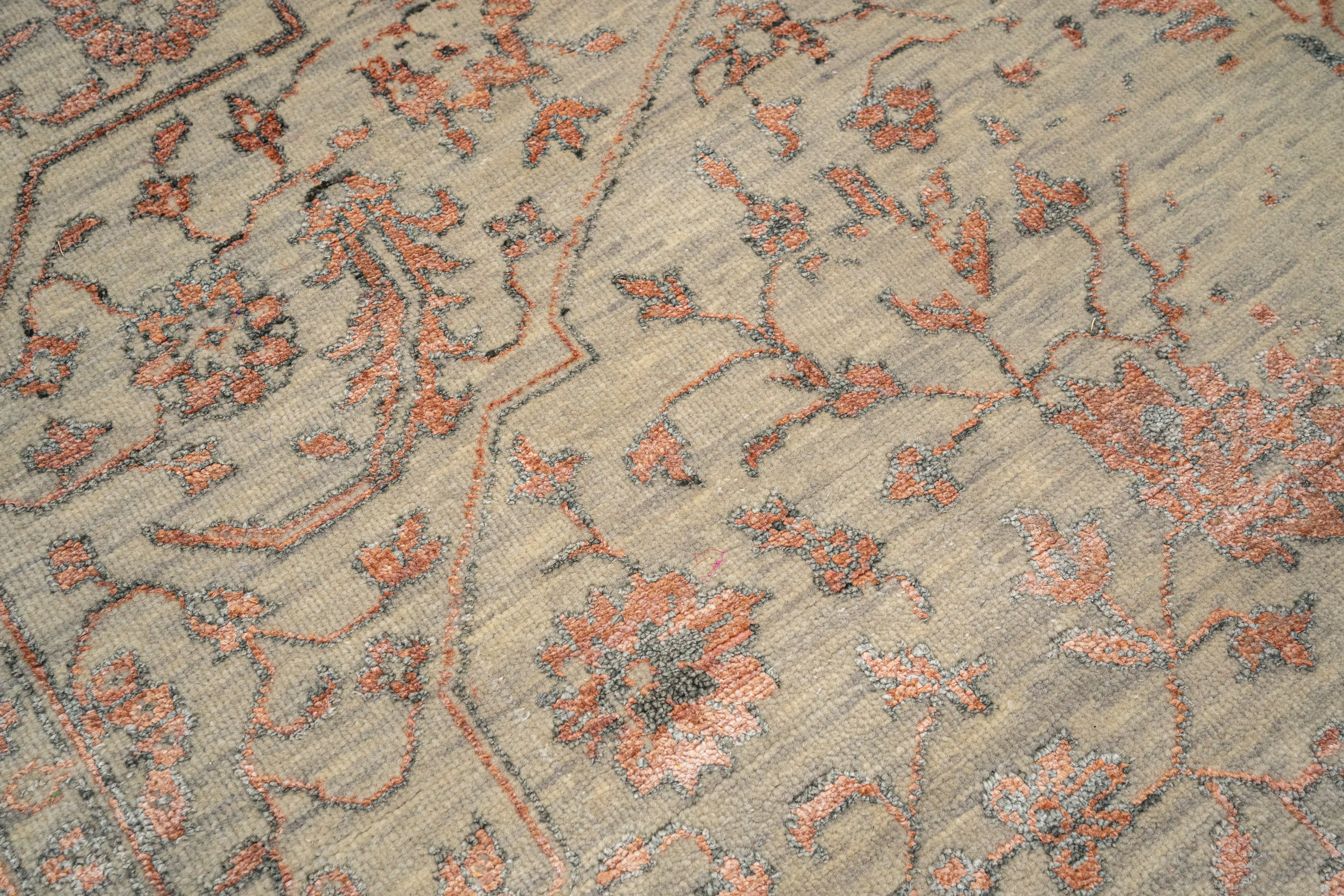Handknotted Carpet, DIA - 14-01 SERAPI, Pastel Gray & Antique Brass
